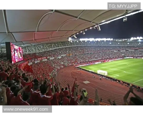 足球版惊雷震撼全场球迷热血沸腾的激情对决与精彩瞬间